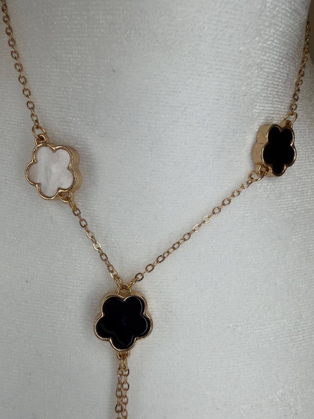 Necklace NWOT designer inspired flowers with lobster clap - Picture 4 of 5